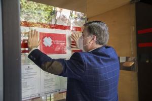 El concejal Francisco Fuentes en una visita a dependencias municipales cuando se preparaban para la reapertura.