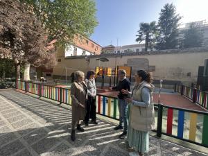 Concejales del PSOE en la zona de juegos infantiles de la Plaza de Los Lobos.