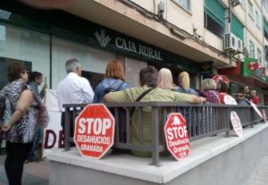 Concentración en la puerta de la sucursal en la antigua Ctra. de Málaga.