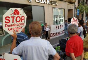 Concentración frente a una sucursal del Realejo.