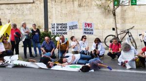 Detalle de la concentración, este miércoles, ante la sede de la Junta en Granada. 
