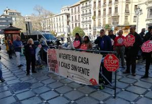 Concentración de apoyo a la familia en la puerta de los juzgados. 