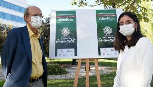 Carmen Fernández y Federico Velázquez de Castro, junto al cartel del congreso.