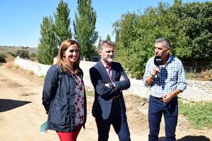 El consejero de Medio Ambiente con la delegada territorial y el alcalde de Padul.