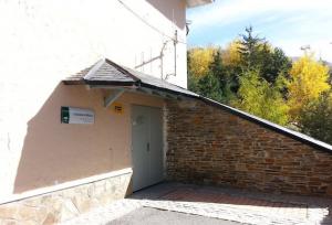 Entrada del consultorio médico de Sierra Nevada. 