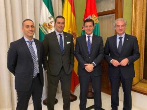 El alcalde y representantes de la Fundación CB Granada.