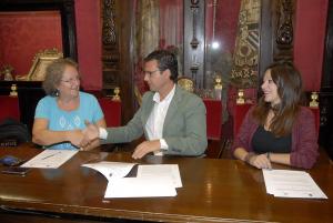 El alcalde con la representante de Prohábitat y la edil Jemi Sánchez.