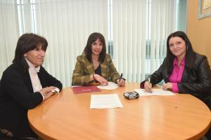 Olvido de la Rosa y Belén Sánchez han firmado el convenio este martes. 