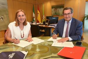 Eugenia Rodríguez-Bailón y José Entrena firman el convenio. 