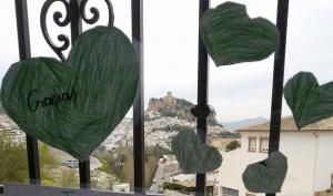 Detalle de los corazones verdes colocados en ventanas de Montefrío.