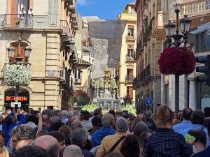 La custodia a su salida de Mesones. 