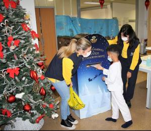 Un pequeño deposita su carta a los Reyes Magos en el Hospital San Cecilio.