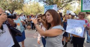 Una mujer se corta un mechón de pelo en solidaridad con las mujeres iraníes.