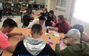 Adolescentes aprenden a coser durante el taller. 