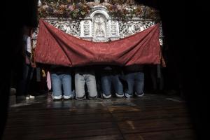 Costaleros de la Virgen de los Dolores, en una imagen de archivo.