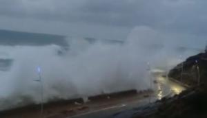 Las olas saltaban a la calzada este jueves en Cotobro, Almuñécar.