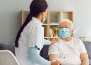 Un enfermo crónico, atendida por una cuidadora.