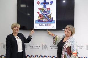 María de Leyva y Ana Muñoz muestran el cartel del Día de la Cruz. 