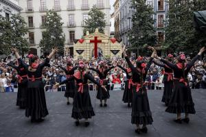 Espectáculo flamenco frente a la cruz del Ayuntamiento, en imagen de archivo correspondiente a la celebración de 2022.