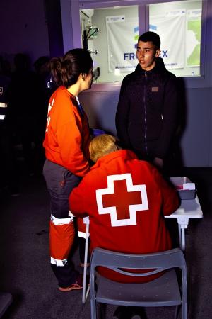La Cruz Roja atiende a uno de los migrantes rescatados el martes.