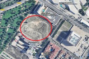 En círculo rojo, la parcela cedida, entre el Parque Tico Medina y el Cubo, y junto al Centro Cultural Caja Granada. 