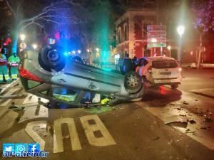 El turismo volcó tras chocar contra el taxi. 