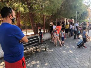 Familias y alumnado aguarda, a las puertas del CEIP Jardín de la Reina, en la capital, la entrada al centro.