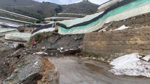 Daños en invernaderos y caminos en Carchuna.
