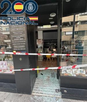 Daños en uno de los comercios asaltados.  