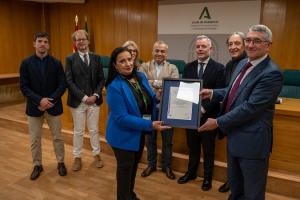 Entrega de la acreditación al hospital granadino. 