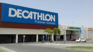Instalaciones de Decathlon en Pulianas tras su cierre esta tarde. 
