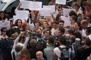 Francisca Granados atiende a los periodistas a su salida de los Juzgados de la Caleta.