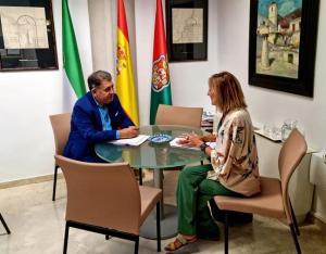 Patricia Bárcena y Manuel Martín, en la oficina del Defensor de la Ciudadanía de Granada