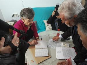 Encuentro de Maeztu, acompañado por el Defensor de la Ciudadanía, con una vecina en la Zona Norte.