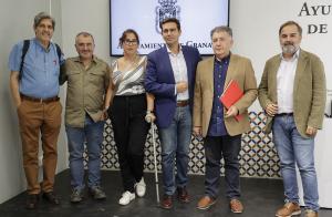 El alcalde de Granada con la delegación que acudirá al Parlamento europeo.