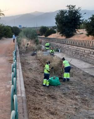 Operarios de Inagra en las tareas de desbroce.