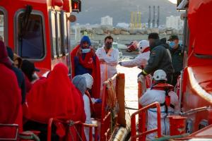 Llegada de las personas rescatadas al Puerto de Motril.