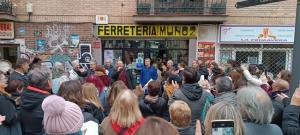 Vecinos y vecinas rinden un bonito homenaje al ferretero y le agradecen los años al frente del negocio.