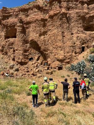 Bomberos, diputado provincial y alcalde, en la visita al cerro.