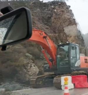 Máquinas trabajando en un desprendimiento en la carretera a Sierra Nevada. 