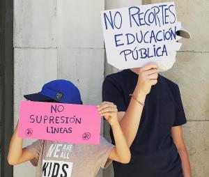 Imagen de una reciente concentración en Granada contra el recortes de unidades.