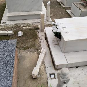 Detalle de una tumba con destrozos. 
