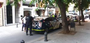 La Policía Local ha detenido a tres de las nueve personas que estaban en el local.