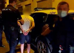 Momento en el que el agente era introducido en el vehículo policial. 