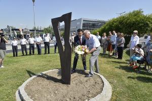 El alcalde con el representante de las víctimas depositan un ramo de flores en la plaza Víctimas del Terrorismo.