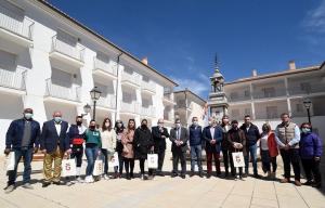 Representantes institucionales e inquilinos, frente a la promoción de viviendas. 