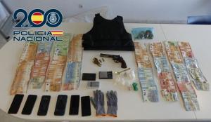 Dinero, droga y arma intervenidas en la operación.