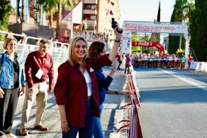 La alcaldesa de Granada con la pistola de salida. 