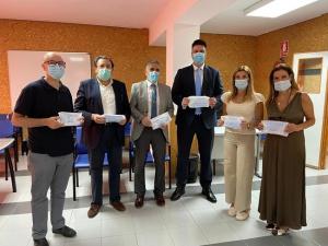 Imagen del acto de entrega de las 8.000 mascarillas donadas al Ayuntamiento de Granada, que destinará a centros cívicos. 