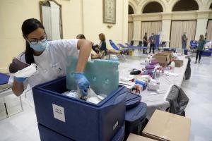 Una enfermera deposita las bolsas de sangre en un contenedor frigorífico en una jornada de donación.